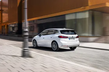 Vista dinámica lateral del BMW Serie 2 Active Tourer, destacando su diseño fluido.