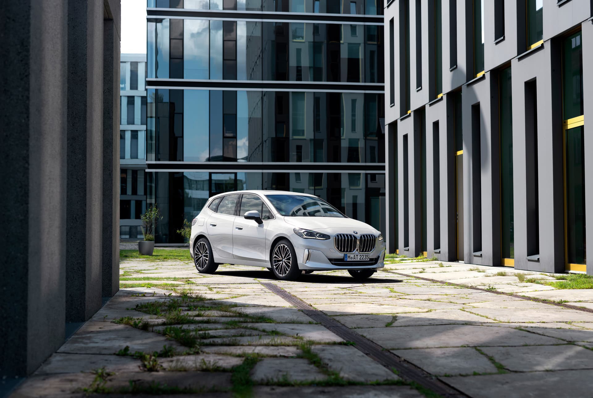 Vista lateral del BMW Serie 2 Active Tourer destacando su diseño en entorno urbano