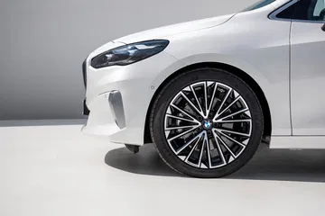 Vista detallada de la llanta y frontal del BMW Serie 2 Active Tourer.