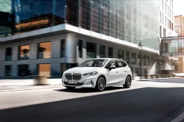 BMW Serie 2 Active Tourer con su dinámico diseño en movimiento urbano.