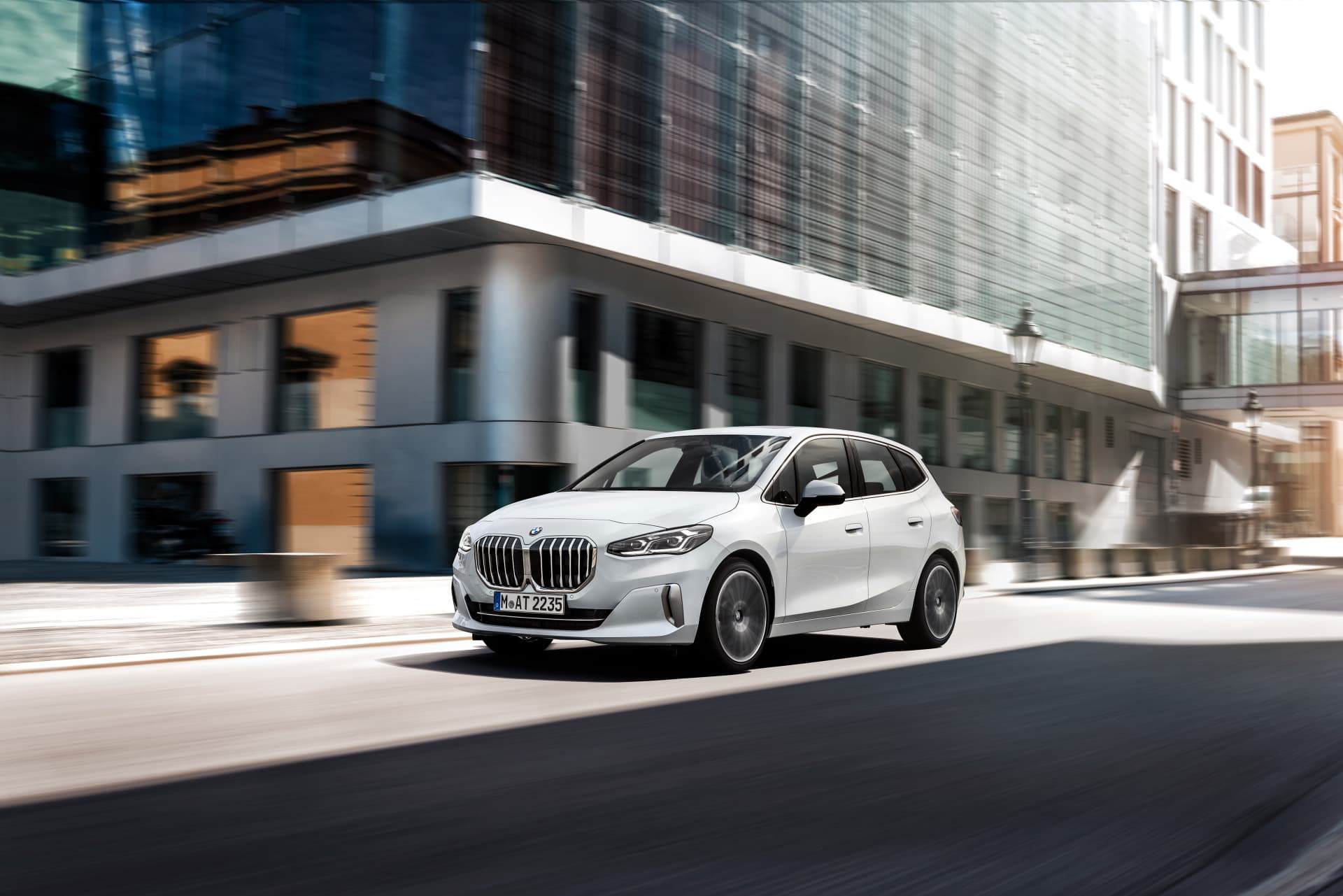 BMW Serie 2 Active Tourer con su dinámico diseño en movimiento urbano.