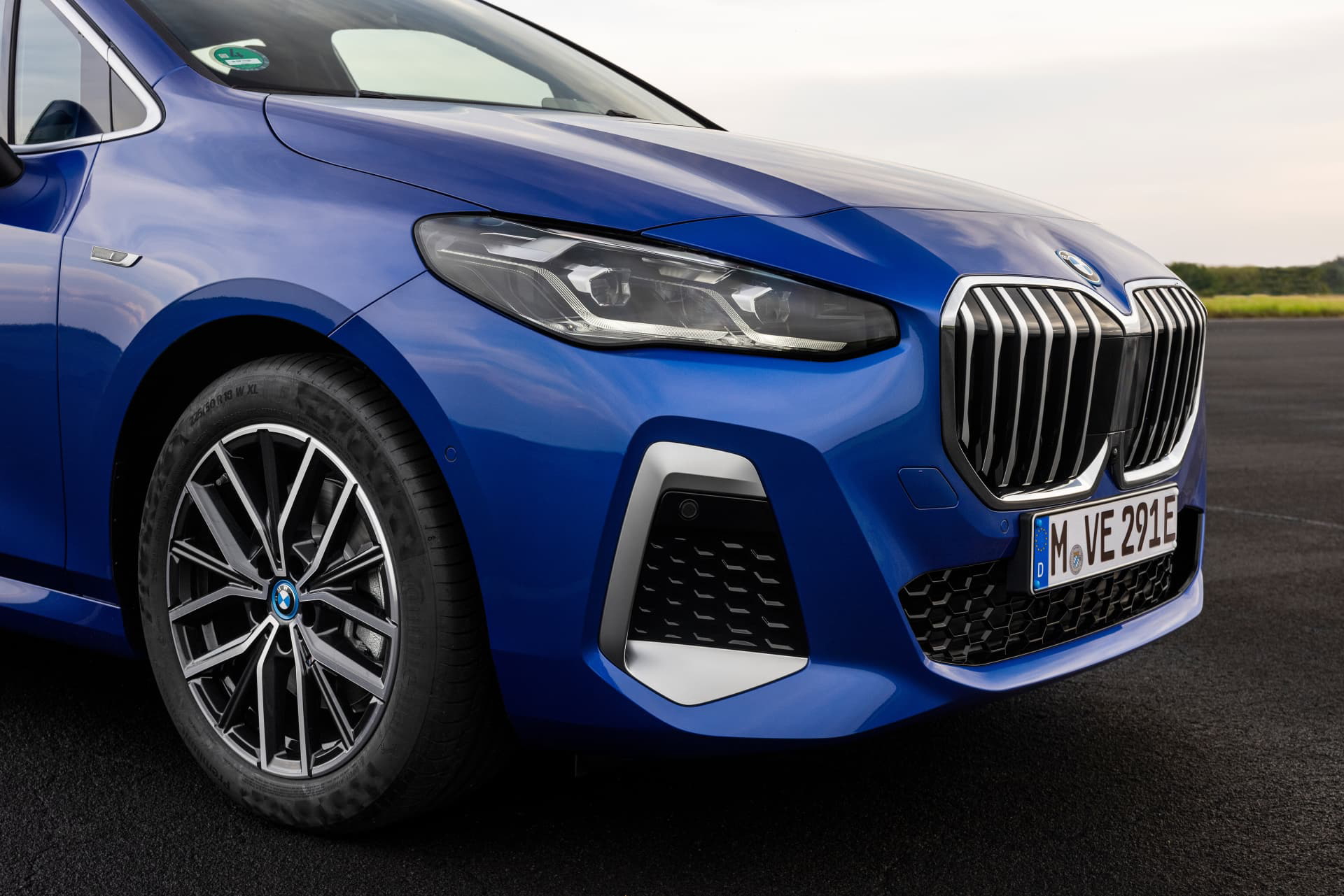 Vista angular delantera que muestra la parrilla y llantas distintivas de BMW.