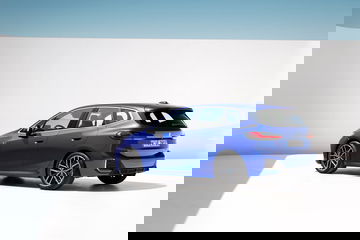 Vista trasera y lateral de un BMW Serie 2 Active Tourer en color azul.