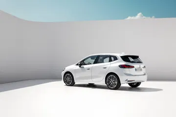 Vista trasera y lateral del BMW Serie 2 Active Tourer, diseño renovado.