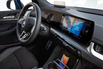 Vista parcial del tablero y volante del BMW Serie 2 Active Tourer, con énfasis en la pantalla central.