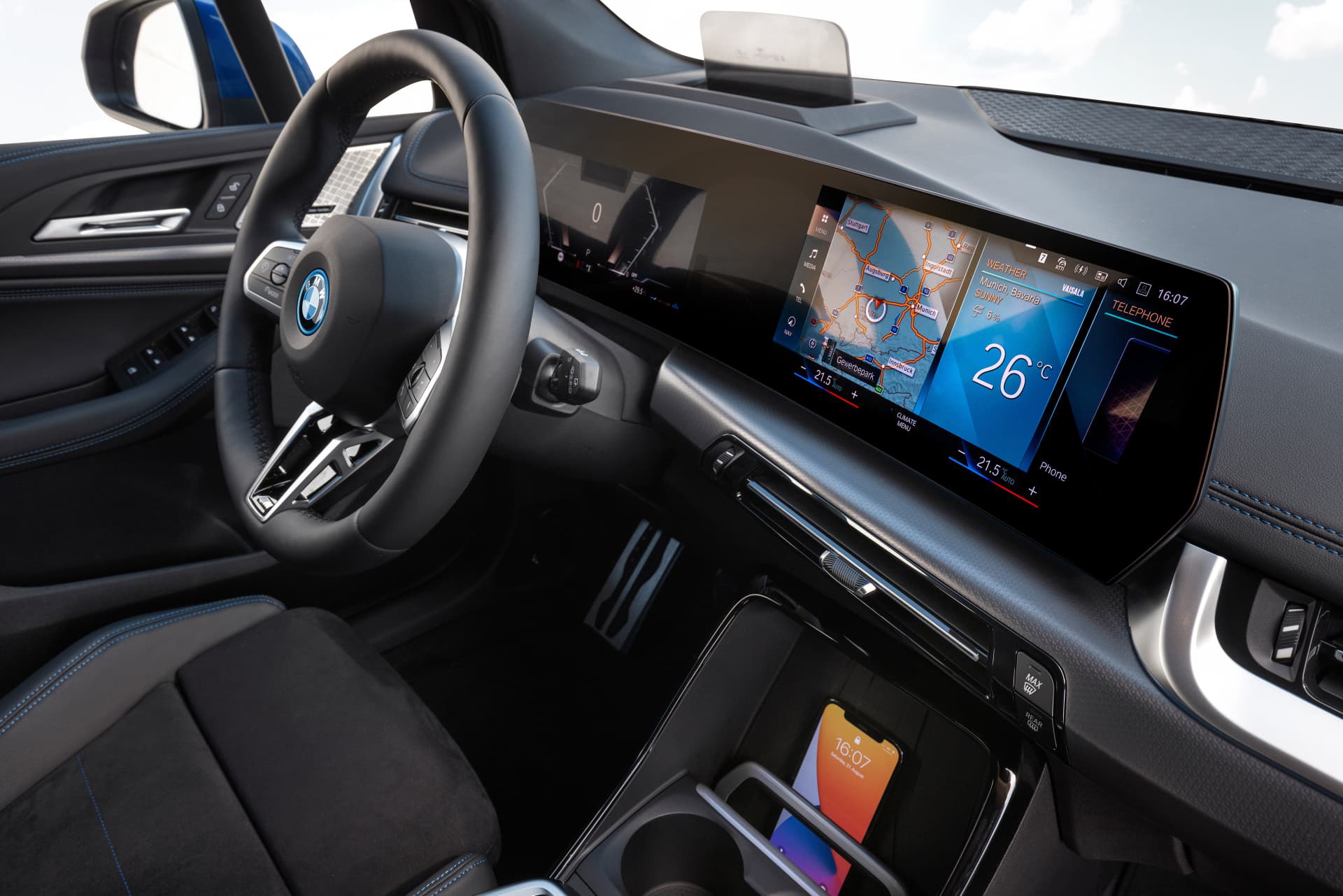Vista parcial del tablero y volante del BMW Serie 2 Active Tourer, con énfasis en la pantalla central.