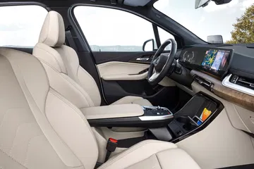 Vista lateral de la cabina del BMW Serie 2 Active Tourer destacando la elegancia de sus asientos.