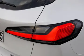 Vista cercana de la luz trasera del BMW Serie 2 Active Tourer.