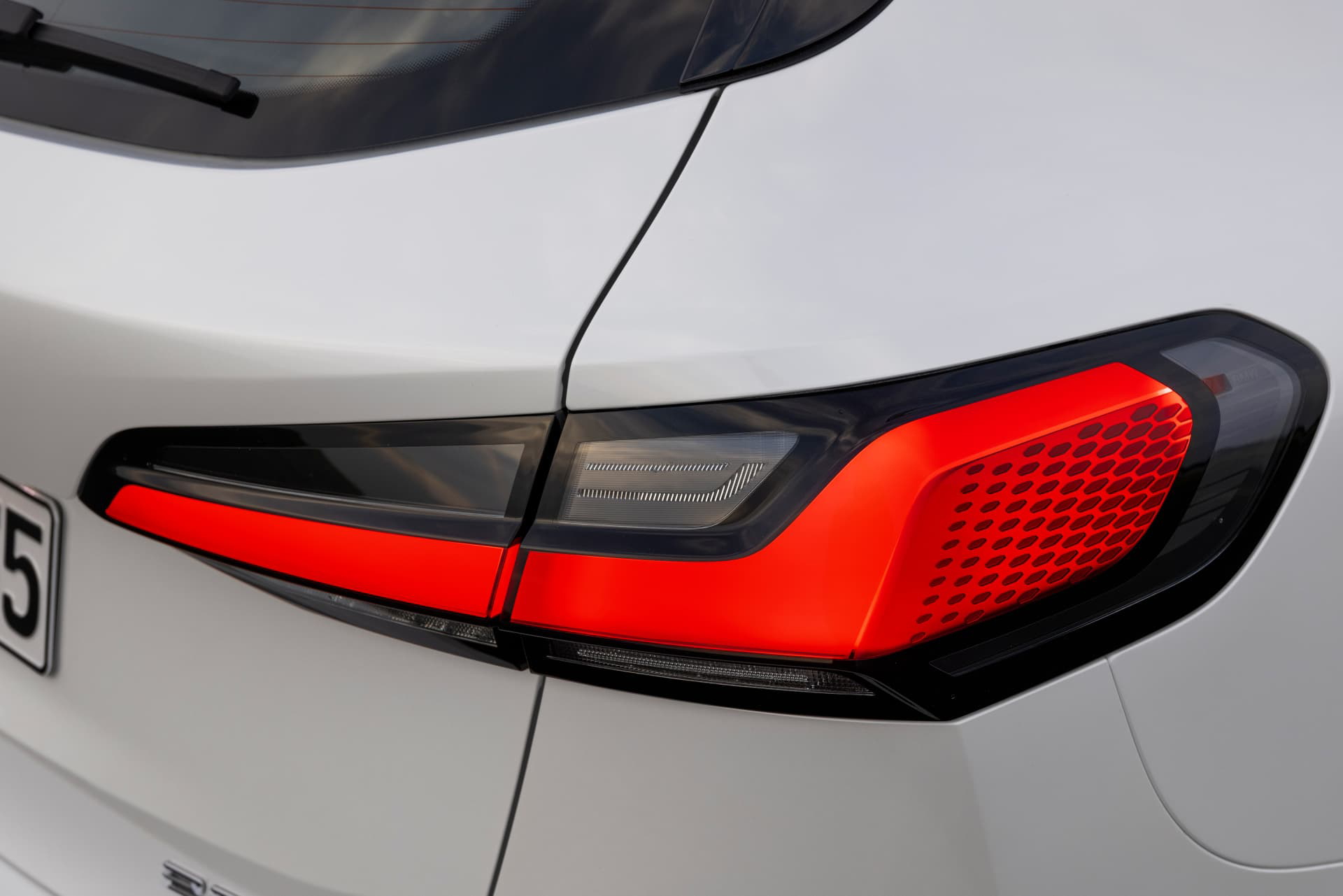 Vista cercana de la luz trasera del BMW Serie 2 Active Tourer.