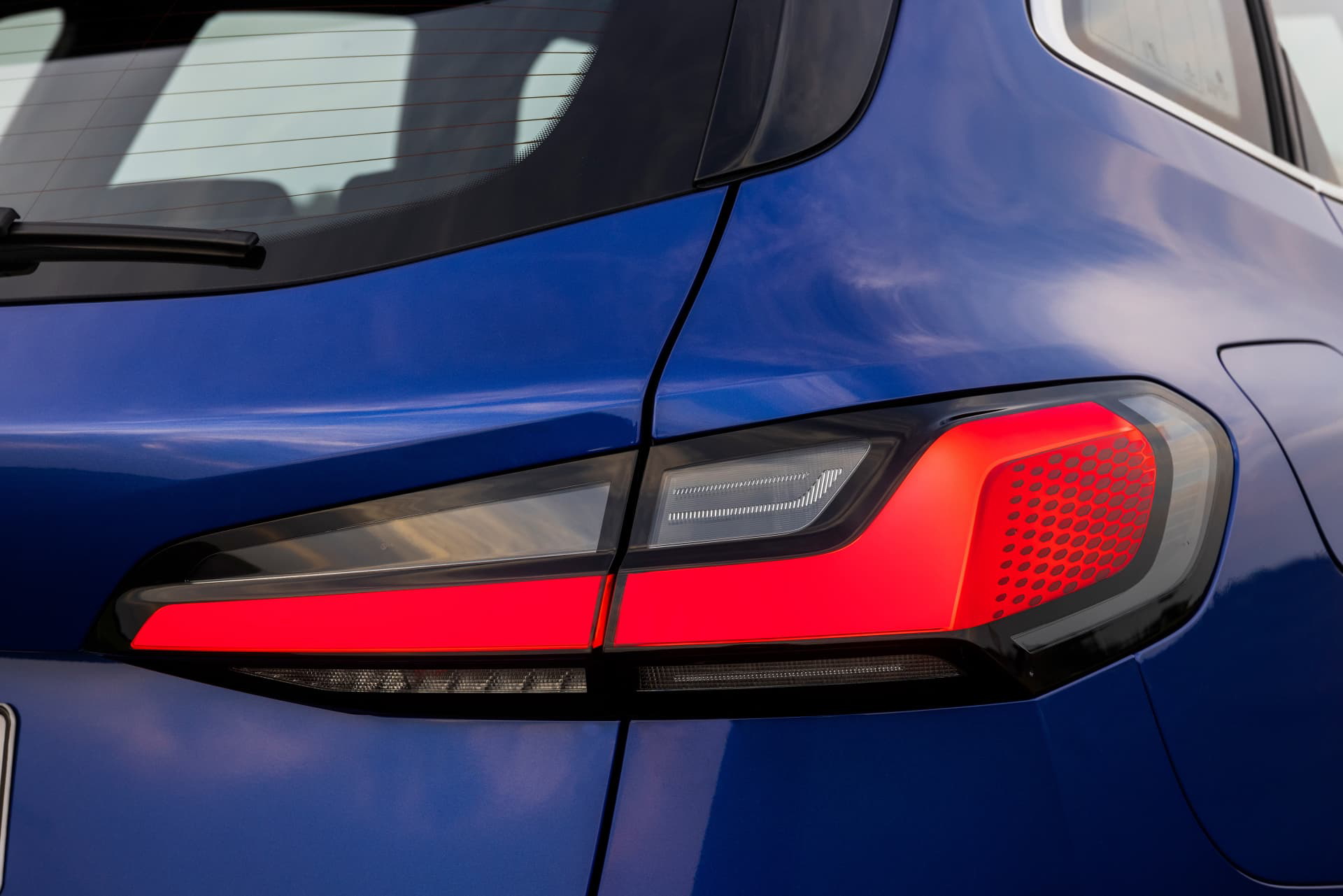 Vista cercana de la luz trasera del BMW Serie 2 Active Tourer