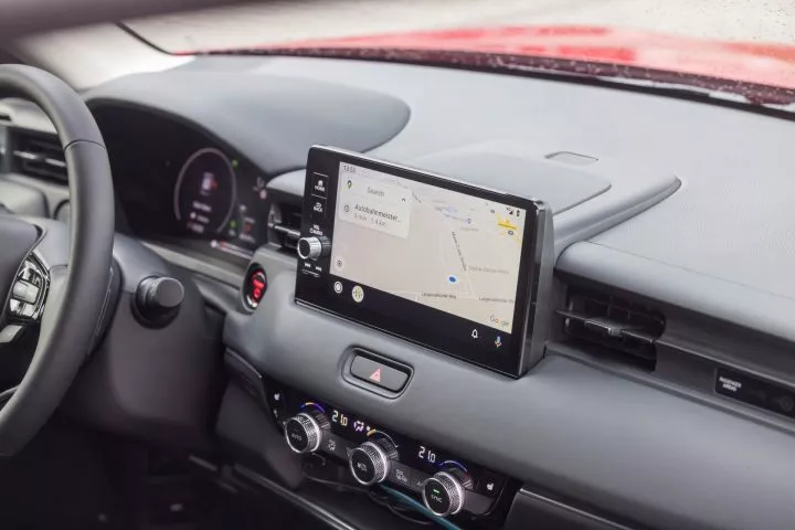 Vista parcial del salpicadero del Honda HR-V resaltando su pantalla y controles.