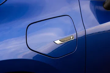 Vista cercana de la tapa del combustible del BMW Serie 2 Active Tourer.