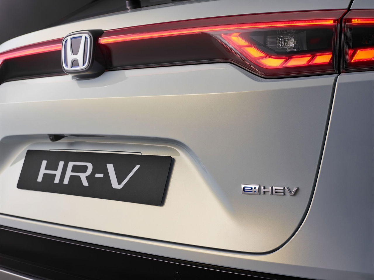 Vista cercana de la zaga del Honda HR-V enfatizando ópticas y emblema.