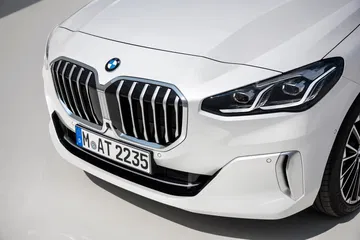 Vista cercana de la icónica parrilla doble riñón de BMW Serie 2 Active Tourer.