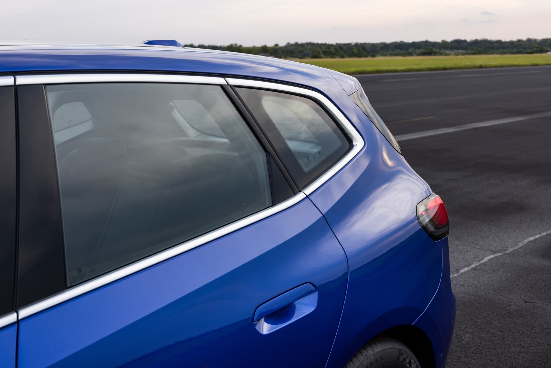 Vista lateral con detalle del techo del BMW Serie 2 Active Tourer.