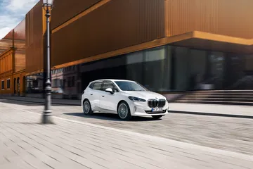 BMW Serie 2 Active Tourer en movimiento, vista lateral dinámica