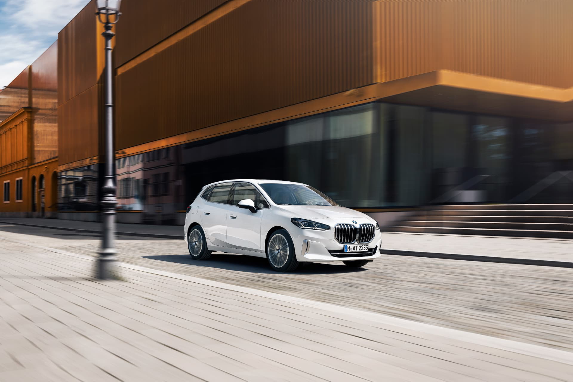BMW Serie 2 Active Tourer en movimiento, vista lateral dinámica