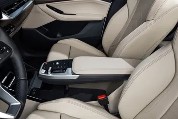 Asientos en piel crema con detalles negros, acabado de alta calidad en BMW Serie 2.