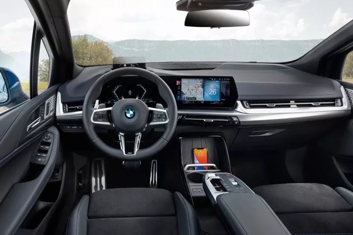 Vista del volante e instrumentación del BMW Serie 2 Active Tourer.