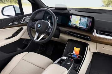 Vista del volante y sistema multimedia del BMW Serie 2 Active Tourer.