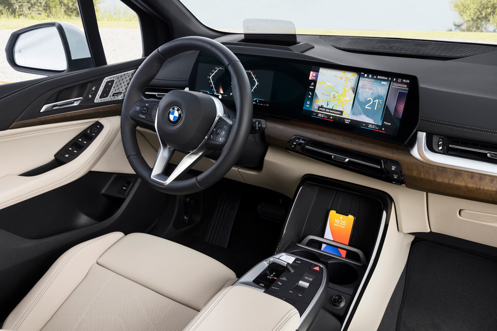 Vista del volante y sistema multimedia del BMW Serie 2 Active Tourer.