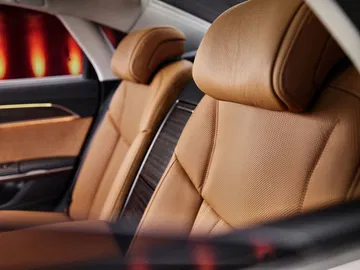 Asientos de cuero marrón con costuras de precisión del Audi A8.