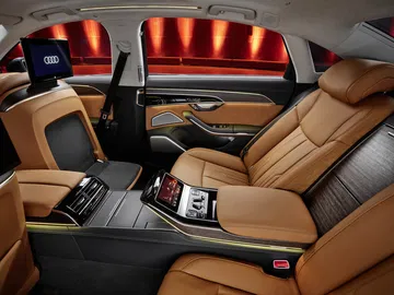 Vista de los asientos de cuero premium y detalles de madera del Audi A8.