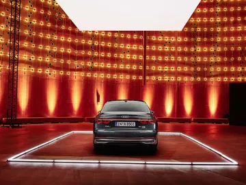 Vista trasera del Audi A8 mostrando su distintiva iluminación LED.