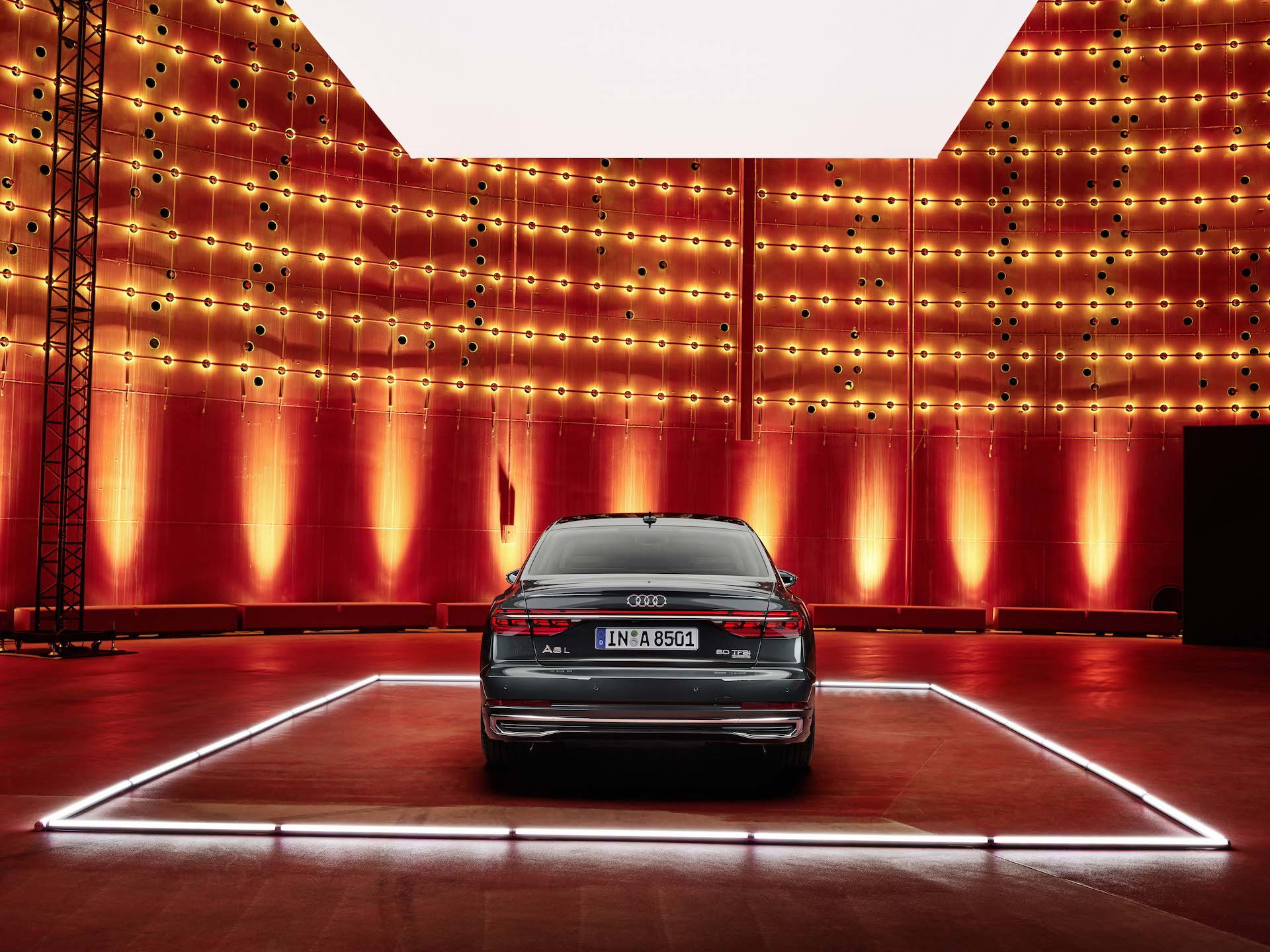 Vista trasera del Audi A8 mostrando su distintiva iluminación LED.