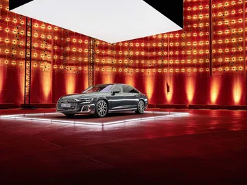 Vista lateral y delantera del Audi A8, destacando su diseño elegante.
