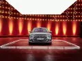 Audi A8 en exhibición con iluminación destacando su frontal imponente.