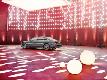 Perfil lateral del Audi A8 mostrando su elegante línea y diseño.