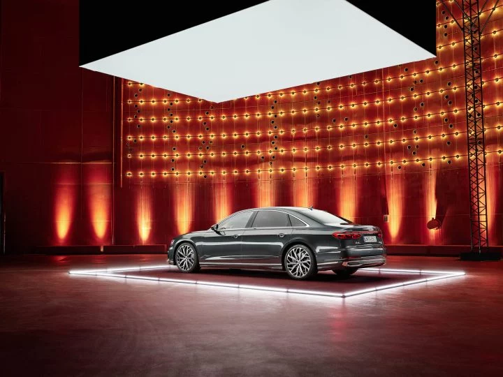 Silueta del Audi A8 destacando su contorno lateral en escenario nocturno.