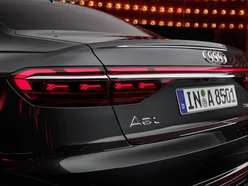 Vista trasera del Audi A8 destacando sus luces LED y diseño de la carrocería.