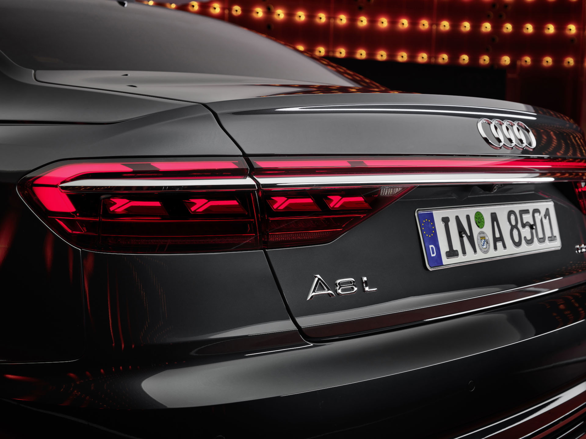 Vista trasera del Audi A8 destacando sus luces LED y diseño de la carrocería.