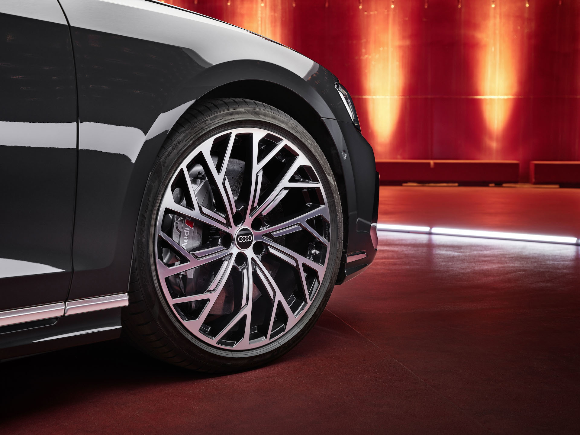Llanta de aleación de diseño deportivo del Audi A8, destacando su elegancia y robustez.