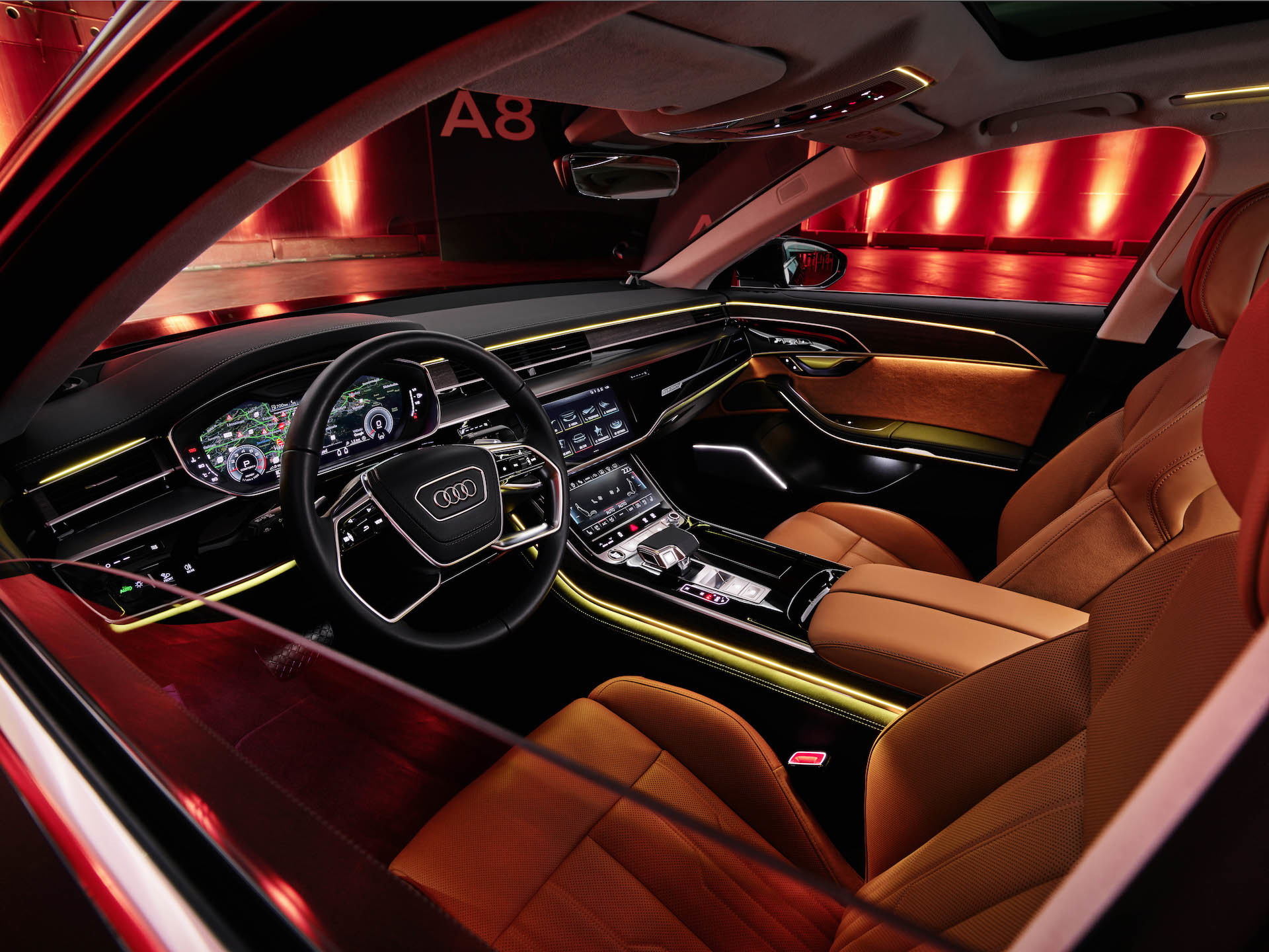 Vista del lujoso habitáculo del Audi A8, destacando su calidad y diseño.