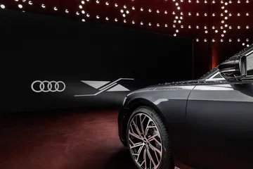 Vista lateral del Audi A8 destacando su elegante diseño y llantas.