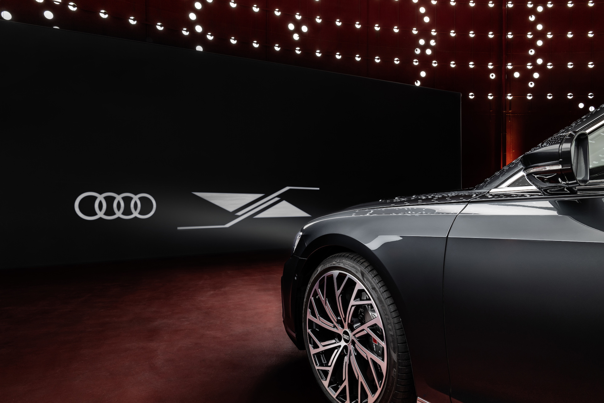 Vista lateral del Audi A8 destacando su elegante diseño y llantas.