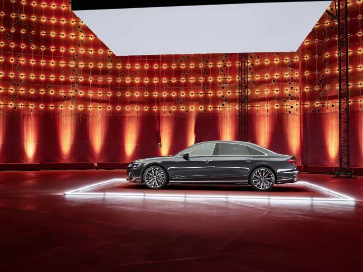 Perfil lateral del Audi A8 que resalta su diseño dinámico y elegante.