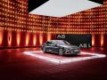 Audi A8 revelado en exposición, visión dinámica frontal y lateral.