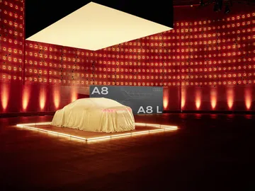 Audi A8 cubierto durante su presentación oficial, aumentando la expectación.