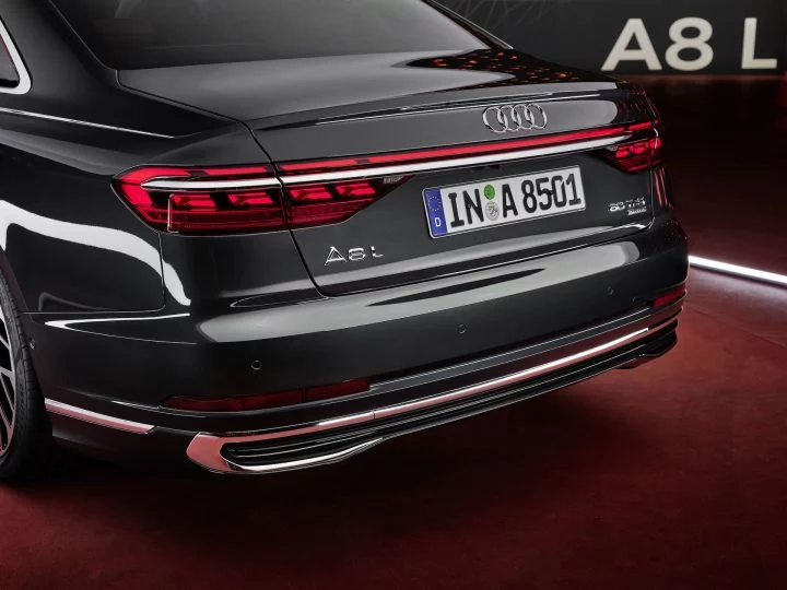Vista trasera del Audi A8 destacando sus líneas y ópticas.