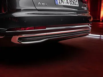 Vista detallada de la zaga y el diseño de escape del Audi A8.