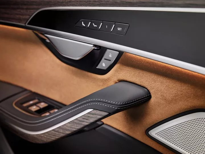 Acabados y materiales premium del interior del Audi A8.