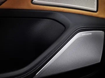 Vista cercana de la textura y materiales del panel de puerta del Audi A8.