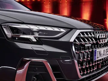 Vista cercana de la parrilla del Audi A8, destacando su diseño icónico.