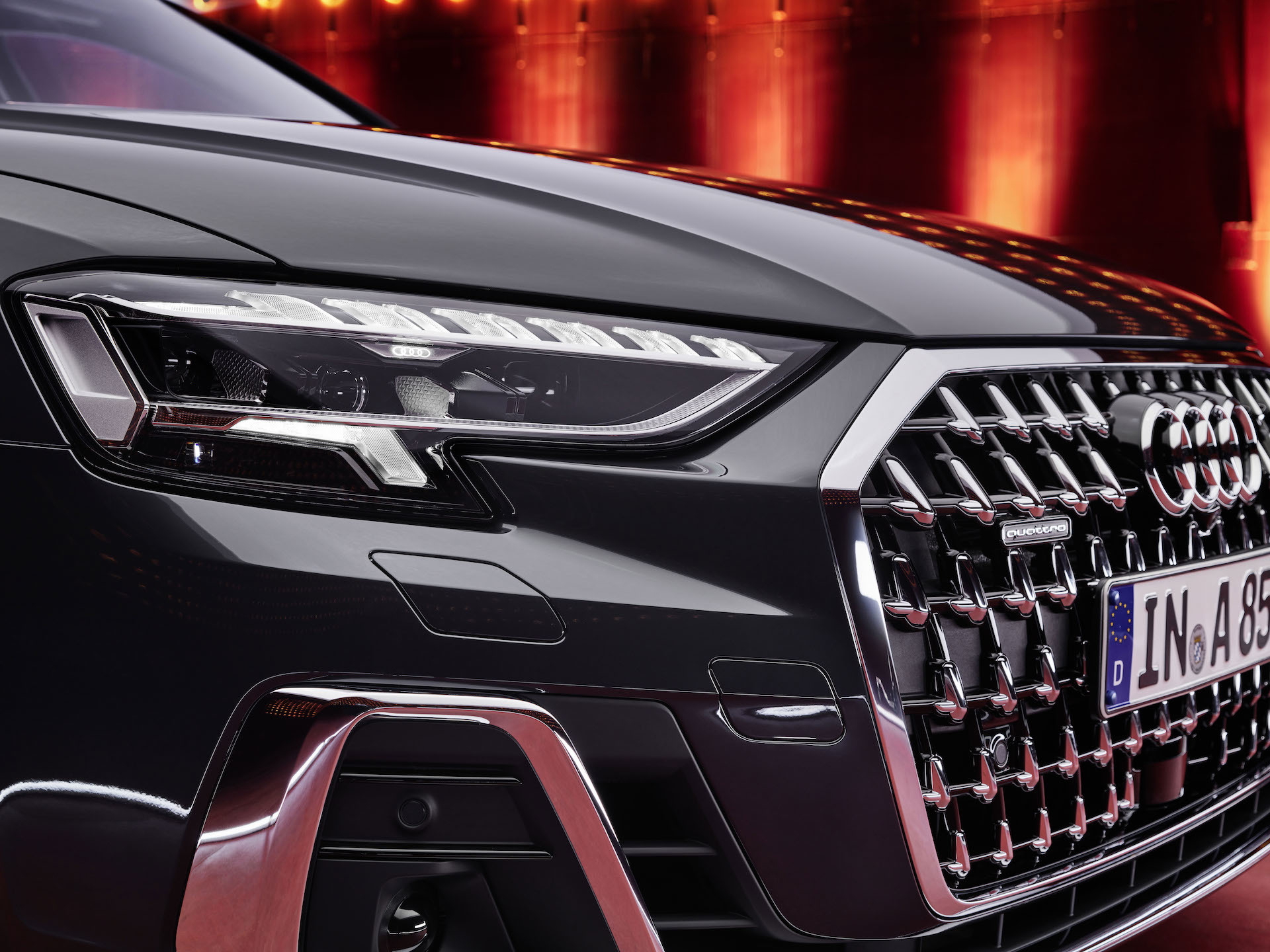 Vista cercana de la parrilla del Audi A8, destacando su diseño icónico.