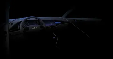 Visión nocturna del panel de instrumentos del Kia Niro, destaca su iluminación.
