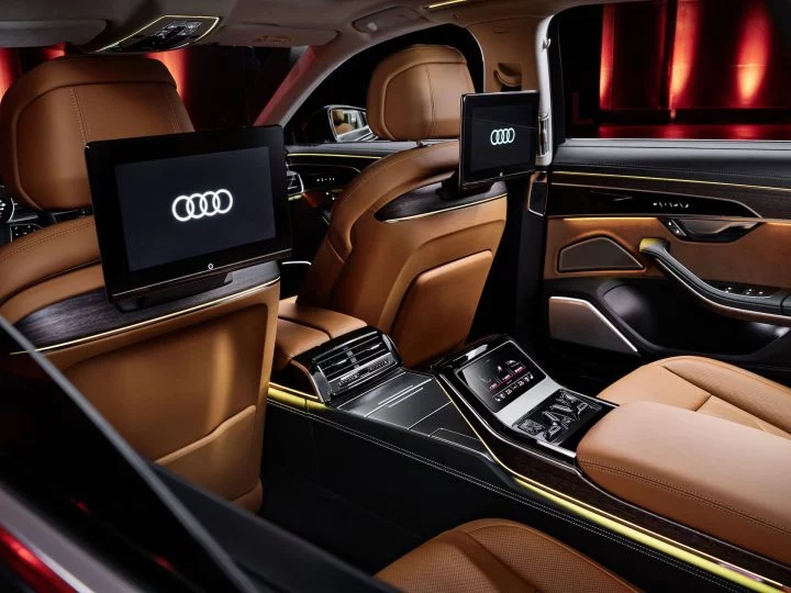 Acabados premium con detalles en madera y cuero en el interior del Audi A8.
